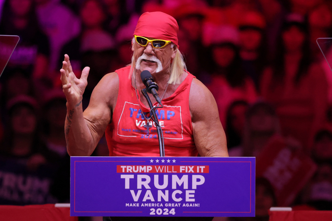 El malogrado Hulk Hogan haciendo campaña por Trump en 2024.
